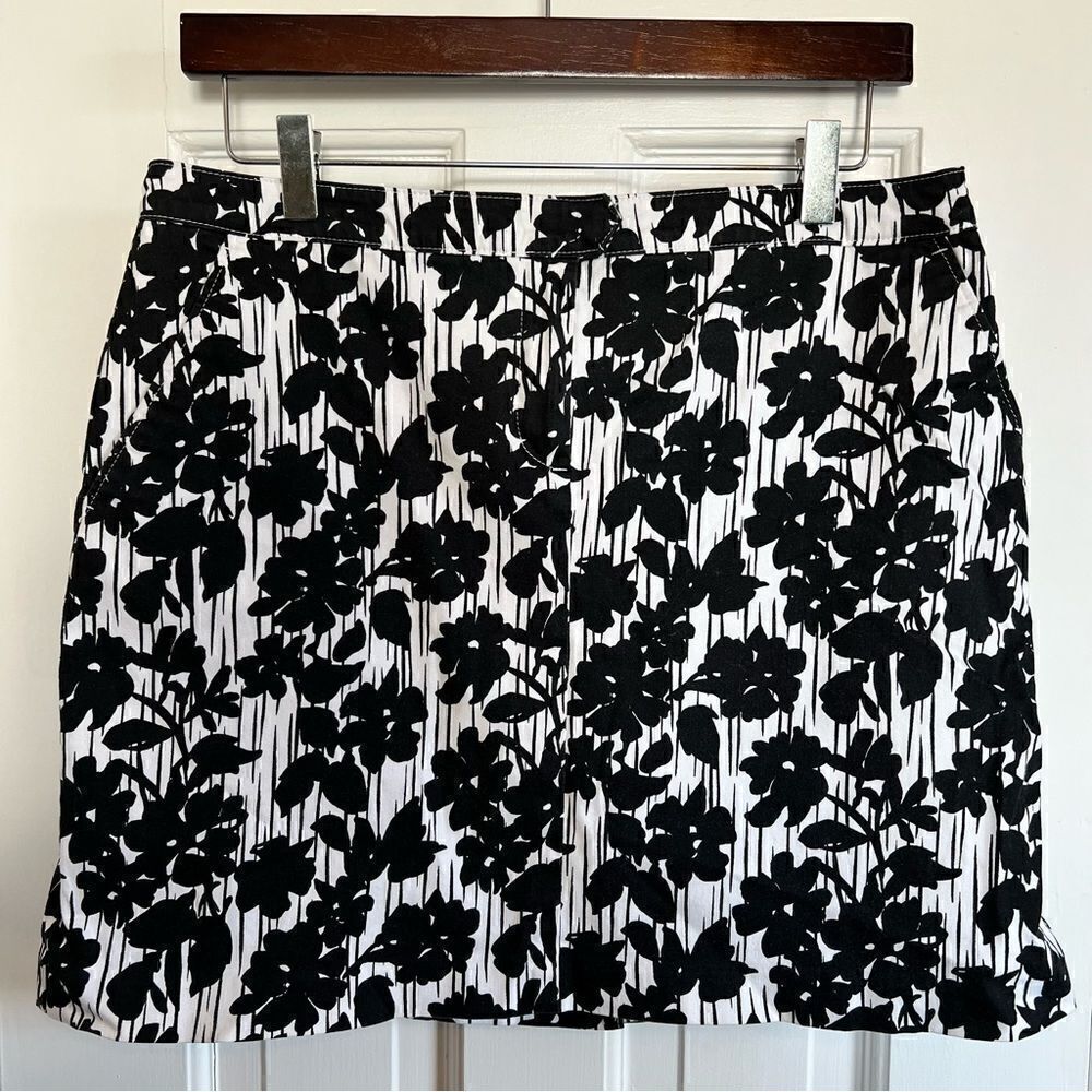 Izod Black and White Floral Skort
